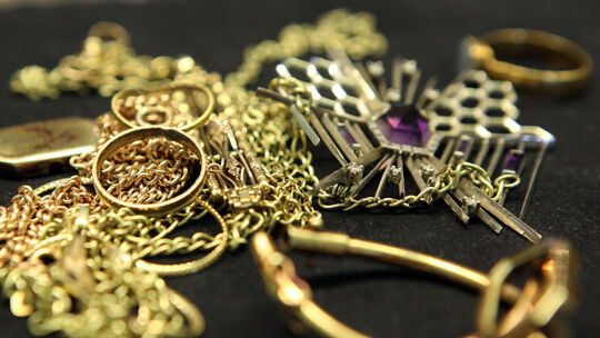 Die Polizei warnt vor Betrügern, die es in erster Linie auf Schmuck und Gold abgesehen haben. Ein solcher Fall sorgte dieser Tag