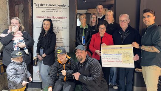 Immer wieder unterstützen Benny Engel (rechts) und sein Team Kinder in Not. Nun steht der elfte Tag des Haarespendens mit einem