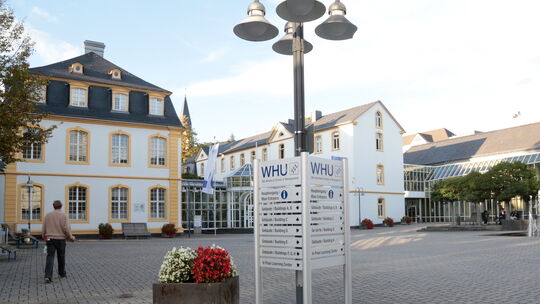 Das barocke D‘Ester-Herrenhaus (links im Bild), das moderne WHU-Eingangsgebäude, ein Gebäude von 1903 und ein modernes Hörsaalge