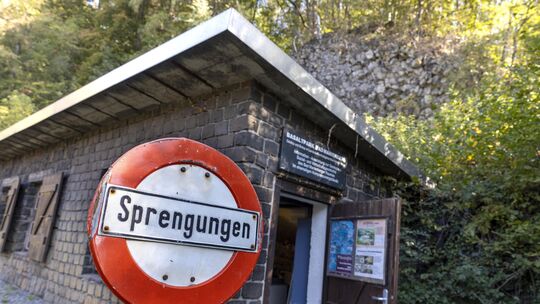 Originalgetreue Requisiten aus der Zeit des aktiven Basaltabbaus in Bad Marienberg sind heute noch im Basaltpark, einem renaturi