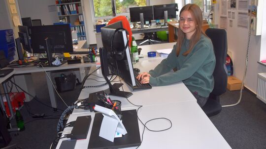 Amelie Klein an ihrem Schreibtisch im Großraumbüro bei der EMDE Automation GmbH in Nassau. Sie entschied sich bewusst für eine A