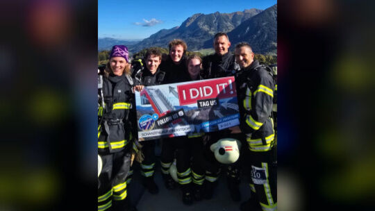 Nils Augustin, Jonas Ohliger, Moritz Veeck, Hannah Veeck, Christian Priebe und Hendrik Weinz am Ziel. Sie wurden von den Fans be