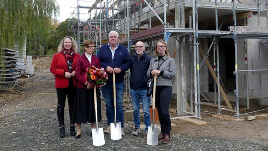 Zum symbolischen Spatenstich mit Landrätin Bettina Dickes, Bauträger Thomas Bottlender, Stadtbürgermeister Reinhold Rabung und d