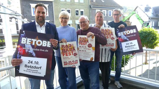 Bürgermeister Johannes Behner, die Vorsitzenden der Aktionsgemeinschaft und Florian Fuchs, Schlagzeuger von "Betobe“ freuen sich