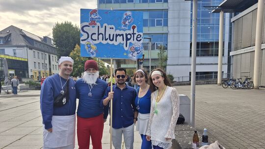 Höhere Semester führten die Neuankömmlinge in der Gestalt von Mottogruppen ein. Hier: die Schlümpfe.