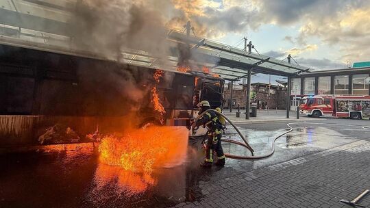 Im Mai 2025 brannte dieser Linienbus des Typs Isuzu Citiport/B120 am Andernacher Bahnhof vollständig aus. Der erste Fall der Bra Im Mai 2025 brannte dieser Linienbus des Typs Isuzu Citiport/B120 am Andernacher Bahnhof vollständig aus. Der erste Fall der Bra