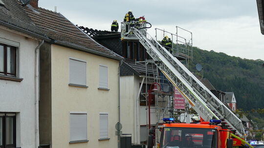 Helle Flammen schlugen oben aus dem Dach und es stand eine riesige Rauchsäule über dem Haus, erklärte später Einsatzleiter Ronny