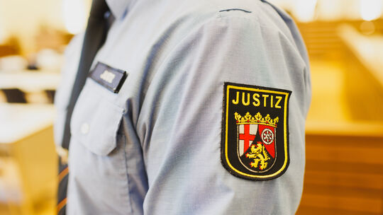 Am Landgericht Koblenz steht der ehemalige Geschäftsführer eines Pflegedienstes vor Gericht. Es geht um eine Summe von etwa eine