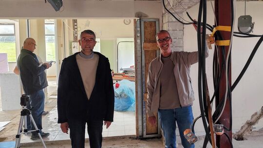 Die Handwerker sind da: Ortsbürgermeister Frank Beerwerth (links) und der Beigeordnete Andreas Müller werfen einen Blick auf die