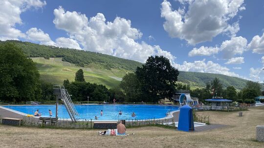 Ein privater Investor möchte beim Moselbad in Bernkastel-Kues einsteigen. Das wirft viele Fragen auf. (Archivbild)