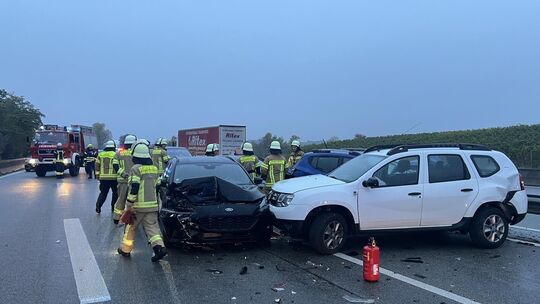Einsatzkräfte sichern die Unfallstelle nach der Massenkarambolage auf der B41 bei Bad Kreuznach.