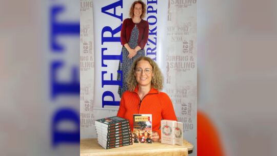 Petra Schwarzkopf mit ihren beiden neuen Büchern: dem Sonderband „Trickreiche Weihnachten“ der Reihe „Detektei Anton“ und der No