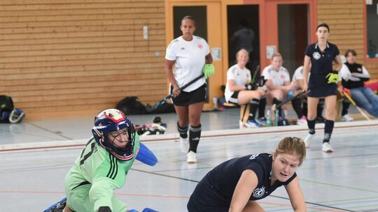 Beim VfL-Turnier vor einem Jahr zeigten sich die Frauen des Gastgebers (blaue Trikots) gegen Eintracht Frankfurt sehr torgefährl