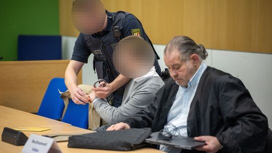 Prozessbeginn - 19-Jähriger wegen Mordes und Totschlags angeklagt