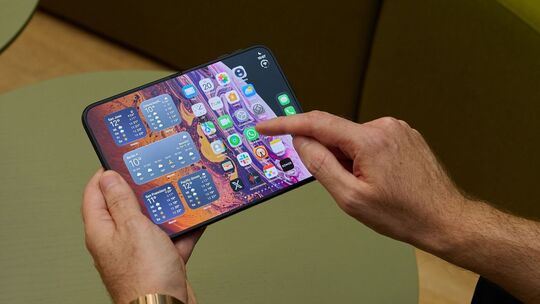 Ein Mann hält das iPhone Duo in den Händen Ein Mann hält das iPhone Duo in den Händen