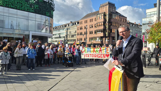 Mit Thorsten Rudolph, MdB, startete die Demo für Demokratie und Menschenwürde auf dem Koblenzer Zentralplatz