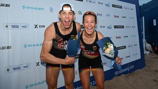 Da kennt die Freude keine Grenzen: Jasper Weber bejubelt mit Anneke Ihmann aus Saarbrücken den zweiten Platz bei der WM in China