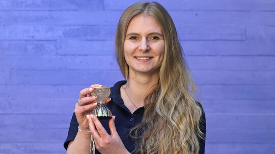 Aline Stanek mit ihrem Meisterstück – einer Sanduhr aus Bergkristall