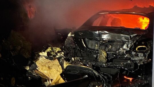 Das Auto in der brennenden Garage in Kehrig war nicht mehr zu retten. Das E-Auto vor der Garage wurde von der Feuerwehr in Siche Das Auto in der brennenden Garage in Kehrig war nicht mehr zu retten. Das E-Auto vor der Garage wurde von der Feuerwehr in Siche