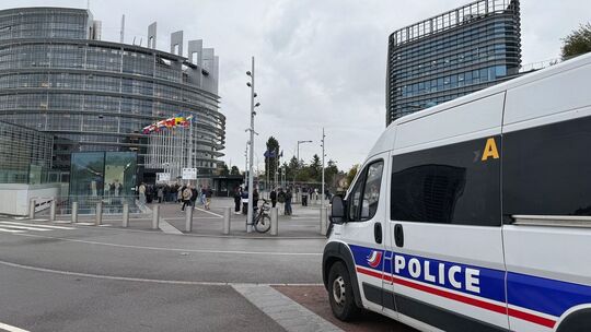 Ermittler durchsuchen Büros rechter Fraktion im EU-Parlament Ermittler durchsuchen Büros rechter Fraktion im EU-Parlament