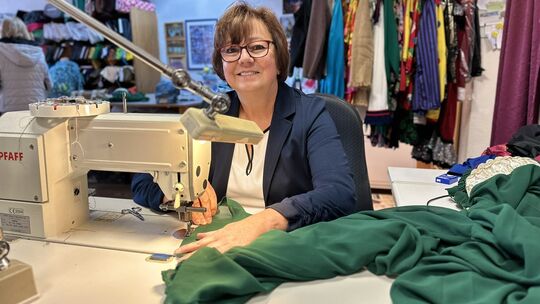 Helga Muzzalupo betreibt seit 23 Jahren ihr Stoffatelier in Ransbach-Baumbach. Zum Jahresende schließt sie die Pforten des Laden