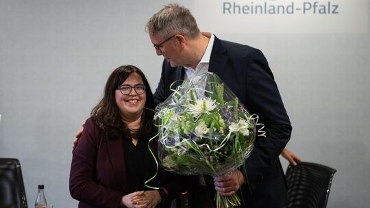 Alexander Schweitzer (SPD), ehemaliger Fraktionsvorsitzender und neuer Bundesminister für Arbeit und Soziales, übergibt einen Bl