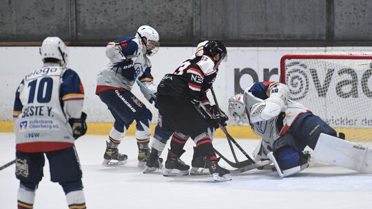 Aidan Connolly (dunkles Trikot) gedenkt als ständiger Unruheherd auch die Abwehr der Bergkamener Grizzlys in Atem zu halten. Zul