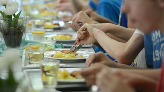 Das Essen an den Grundschulen in der VG Herrstein-Rhaunen wird günstiger. Grund dafür ist auch ein neuer Caterer.