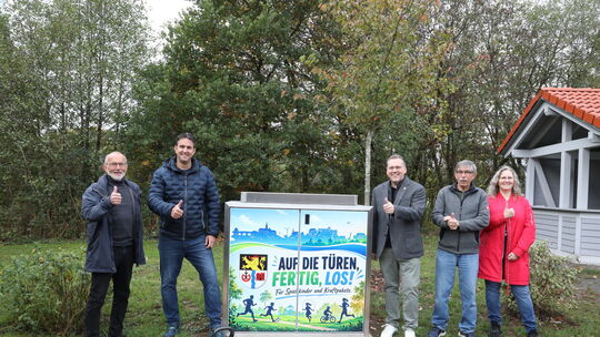 Daumen hoch für die Sportbox. Die Gemeindespitze um OB Manuel Weber (rechts neben der Box) und Klaus Juchem (links) vom Sportkre