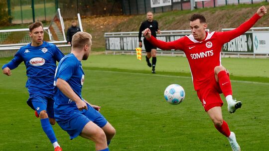 Gekonnt nimmt der Hüffelsheimer Nico Najda (rotes Trikot) den Ball an. Der linke Schienenspieler möchte auch bei der TuS Marienb
