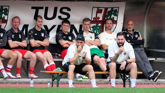 Von der zweiten Reihe in die erste: Mayens Sportlicher Leiter Nikolai Foroutan (hinten rechts) wird bis zur Winterpause auch das
