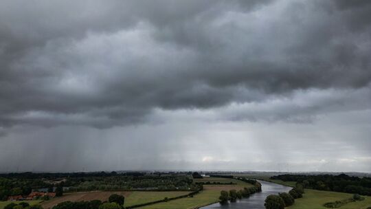 Dunkle Wolken über der Weser Dunkle Wolken über der Weser