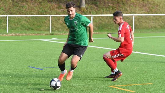 Timon Konstantinidis (am Ball, hier im Spiel gegen Reitzenhain mit William Huth) avancierte im Oberelberter Wiesengrund zum Matc