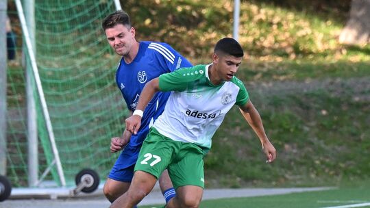 Betzdorfs Tobias Schnabel (grün-blaues Trikot, hier im Duell mit Laubachs Steffen Schmitt) verletzte sich in der Vorwoche gegen