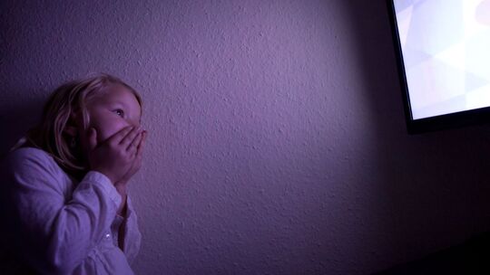 Kleines Mädchen schaut einen Gruselfilm Kleines Mädchen schaut einen Gruselfilm