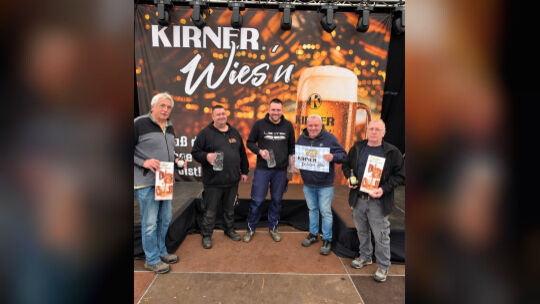 Veranstalter Thomas Schütz (mitte) baut gemeinsam mit seinem Team seit Tagen das Festzelt für die Kirner Wiesn auf. Unterstützt