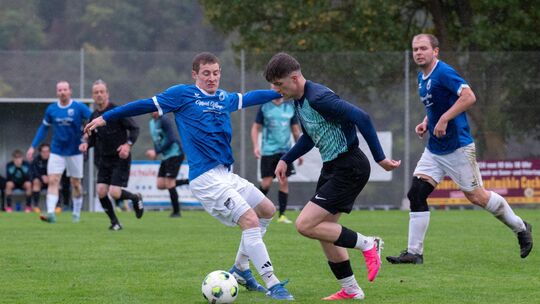 Hält der Aufwärtstrend des SSV Ellenz-Poltersdorf (blaue Trikots, Mitte mit Tobias Andre) auch im Auswärtsspiel am Sonntag (13 U
