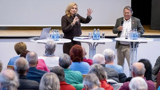 Julia Klöckner hatte die Kassenärztliche Vereinigung RLP, hier Andreas Bartels, nach Idar-Oberstein eingeladen. Der Austausch br