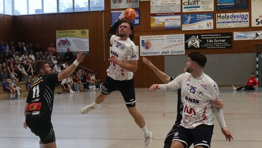 Während der Einsatz des Mülheim-Urmitzers Peter Mittmann (am Ball) in Nieder-Olm noch nicht sicher ist, soll Philipp Schwenzer (