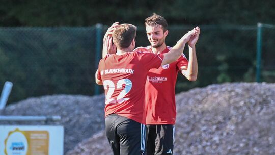 Maurice Mazanek (rechts) traf als Leihgabe aus der ersten Mannschaft zum 1:0 für den SV Blankenrath II im Derby beim 3:1-Heimsie