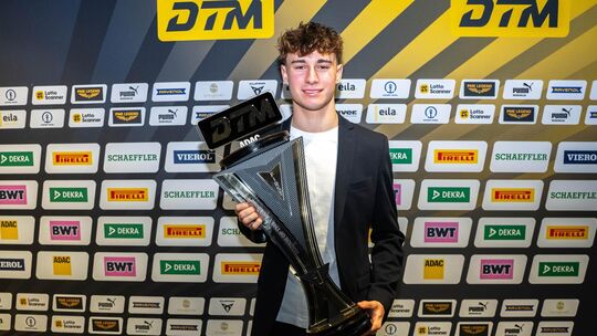 Nach dem DTM-Finale auf dem Hockenheimring erhielt Tom Kalender die Auszeichnung in der ’Rookie-of-the-year-Wertung’ der DTM.