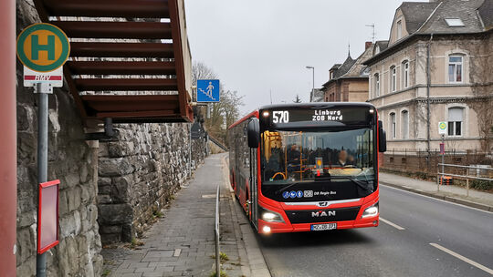 Die Zusatzhaltestellen für den schnellen Umstieg zwischen dem Aartal-Regiobus 570 und den Regionalbahnen (RB23) in Diez kamen in