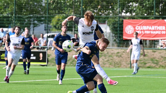 Vinxtbachtals Luca Marx (vorn im weißen Trikot bei der 1:2-Niederlage in Kripp) traf im Topspiel bei der SG Dernau einmal, sein