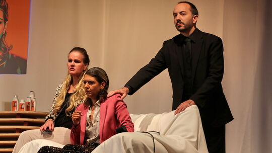 Der Tod (Benjamin Kästner) streckt die Hand aus nach Frau Jedermann.
