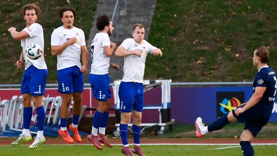 Leo Blenske (links) wird sich vorerst keinem Freistoß mehr entgegenstemmen. Der Innenverteidiger von Eintracht Bad Kreuznach hat