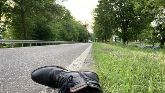 Herrenlose Schuhe, oft einzeln, liegen immer wieder an den Straßenrändern. (Symbolbild)