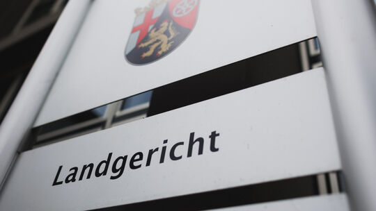 Ein Neuwieder muss sich vor dem Landgericht Koblenz wegen Betrugs in Millionenhöhe verantworten. (Symbolfoto)