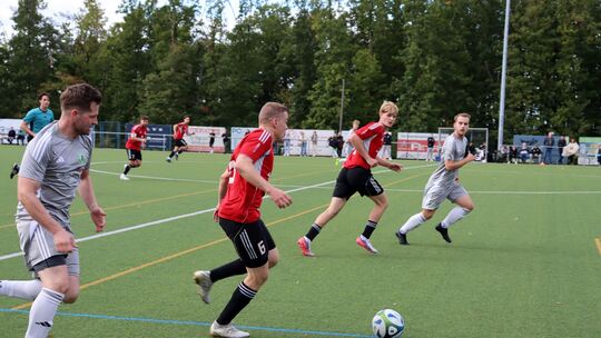 Michael Bartels (am Ball) kann nach überstandener Kopfverletzung das Burgschwalbacher Spiel wieder antreiben.