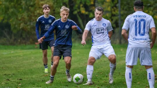 Gewohntes Terrain: Das zu erwartende, tiefe Geläuf auf dem Naturrasen im Wissener Stadion sollte kein Problem für die Protagonis