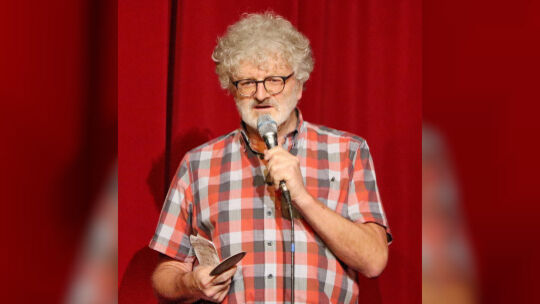 So kennt man ihn als locker-flockigen Moderator seit 40 Jahren, den Motor der Kleinkunstbühne Mons Tabor, Uli Schmidt. Am 14. No